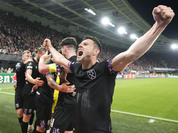 Futbalisti West Hamu oslavujú postup do finále Európskej konferenčnej ligy