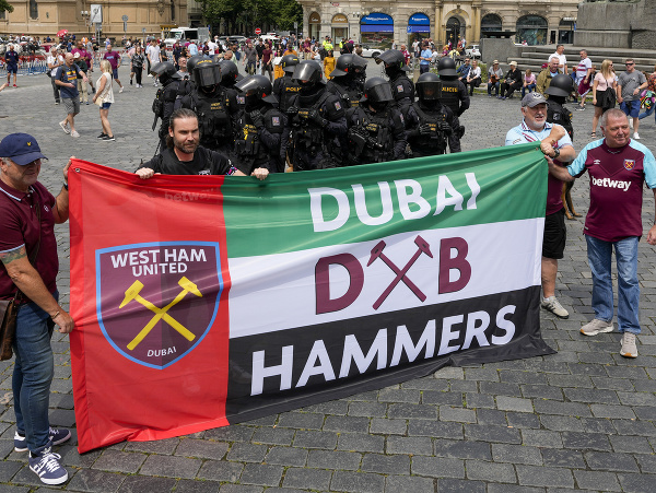Na snímke fanúšikovia West Hamu s transparentom pred kordónom policajtov na Staromestskom námestí v Prahe