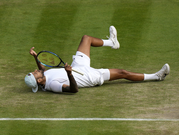 Nick Kyrgios oslavuje postup do semifinále Wimbledonu