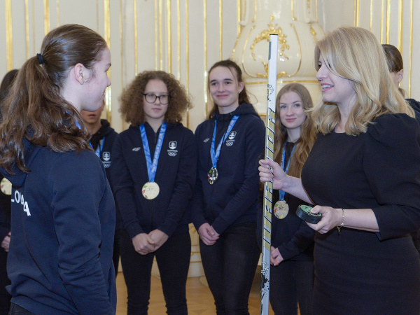 Zuzana Čaputová prijala mladé hokejistky vo svojom paláci