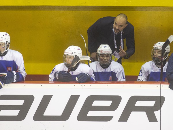 Na snímke hore tréner ženskej hokejovej reprezentácie do 18 rokov Peter Kúdelka 