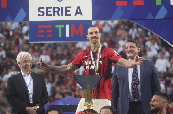 Zlatan Ibrahimovič (uprostred) oslavuje s trofejou po zisku titulu talianskej Serie A 
