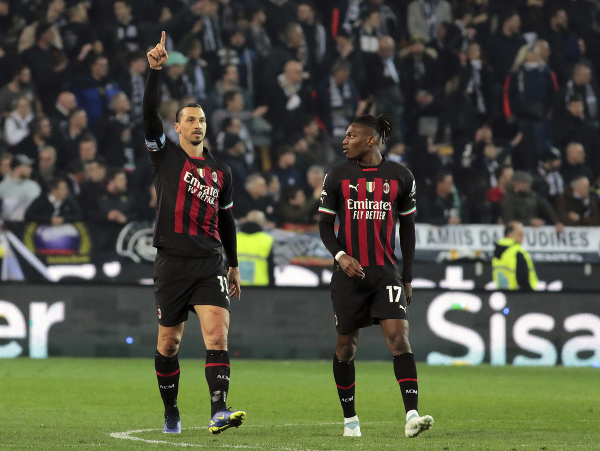 Zlatan Ibrahimovič (vľavo) oslavuje gól