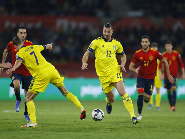 Švédsky útočník Zlatan Ibrahimovič v zápase proti Španielsku