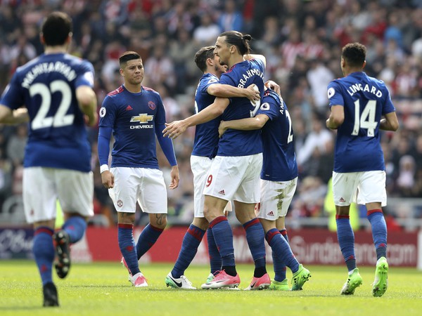 Zlatan Ibrahimovič (v strede) oslavuje so spoluhráčmi svoj gól 
