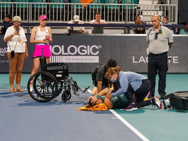 Zranená Bianca Andreescuová vedľa vozíčka, na ktorom v slzách opustila kurt v Miami
