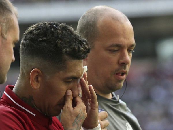 Útočníka Roberta Firmina z anglického futbalového klubu FC Liverpool previezli do nemocnice s poraneným ľavým okom