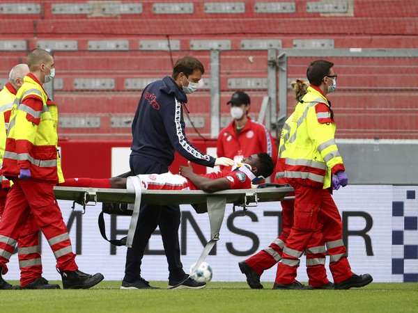 Awoniyi z Mainzu utrpel vážne zranenie hlavy a musel do nemocnice