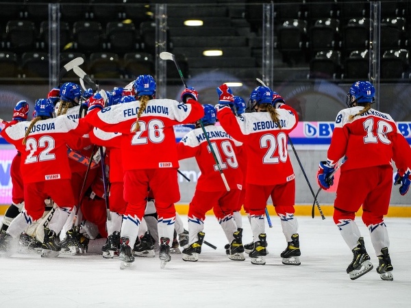 Oslavujúce hokejistky Česka na MS v hokeji do 18 rokov