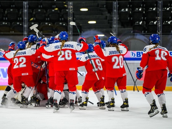 Oslavujúce hokejistky Česka na MS v hokeji do 18 rokov
