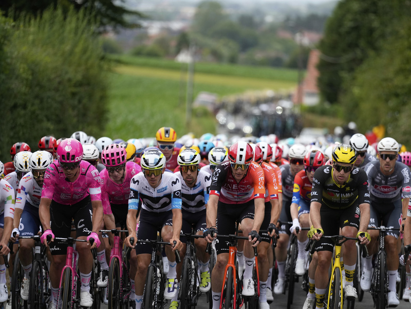 Cyklisti počas 1. etapy Tour de France 2025