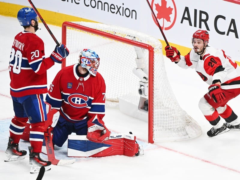 VIDEO Montreal so Slafkovským na kolenách: Hurricanes delí od finále NHL už len jedno víťazstvo