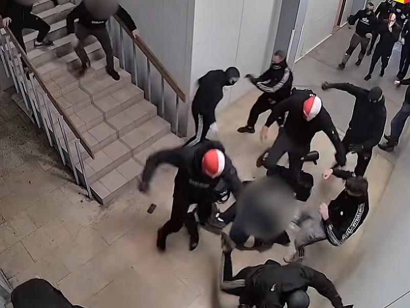 VIDEO Odporné zábery z Prahy: 25 futbalových chuligánov napadlo piatich mužov! Je zázrak, že prežili...
