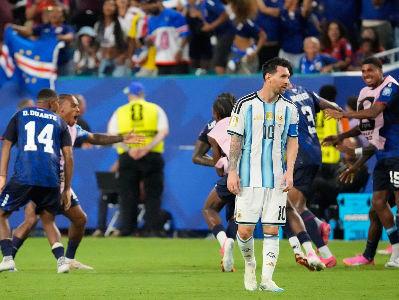 MS VO FUTBALE 2026 Črtalo sa prekvapenie storočia! Infartový zápas Argentíny a trpaslíka rozhodlo až predĺženie