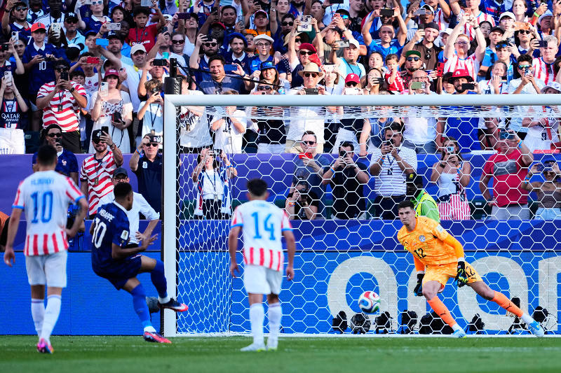 MS VO FUTBALE 2026 Paraguaj po Nemecku poriadne vytrápil aj Francúzov: Favoritov zachránila penalta