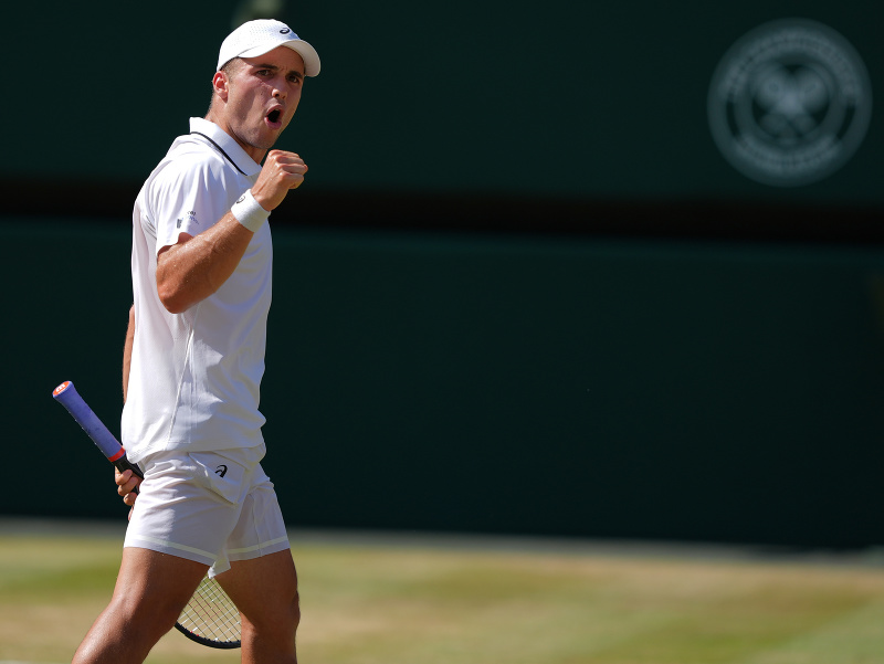 Kanár a bolo vymaľované: Domáca senzácia opäť šokovala Wimbledon, v ceste do finále mu stojí Zverev
