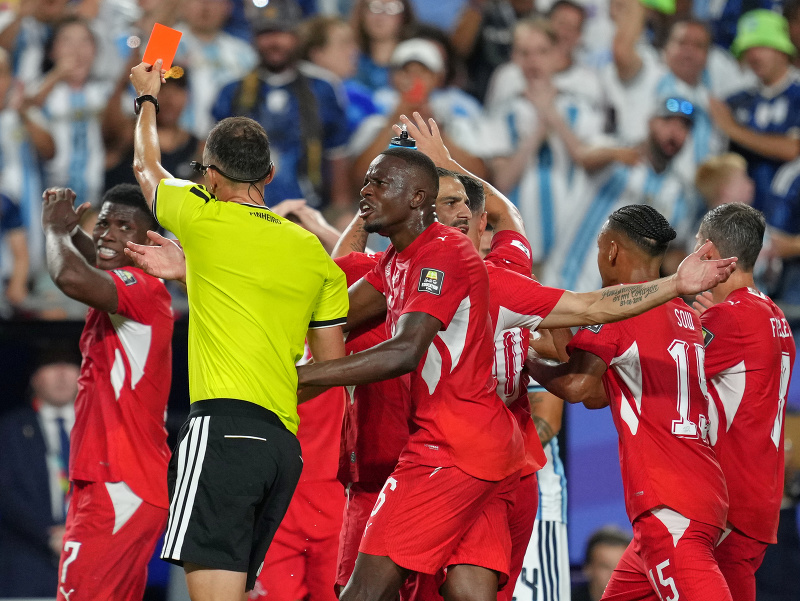 MS VO FUTBALE 2026 Neuveriteľné filmovanie a červená karta! Zápas Argentíny poznačil totálny skrat