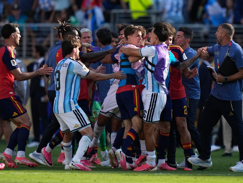 MS VO FUTBALE 2026 Chytil ho pod krk a zvalil na zem: Finále zatienila nechutná dohra a hromadná roztržka