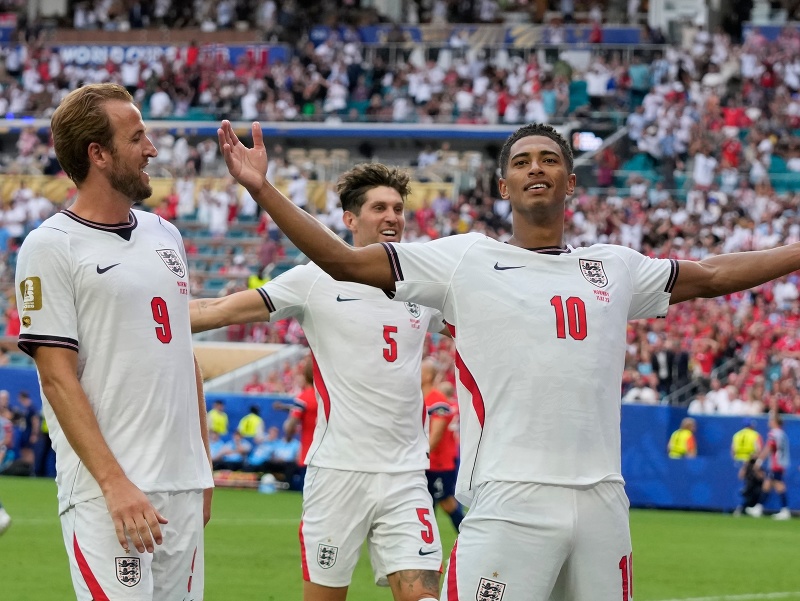 Futbalová horúčka priniesla aj temnú stránku: Obrovská razia britskej polície šampionátu!