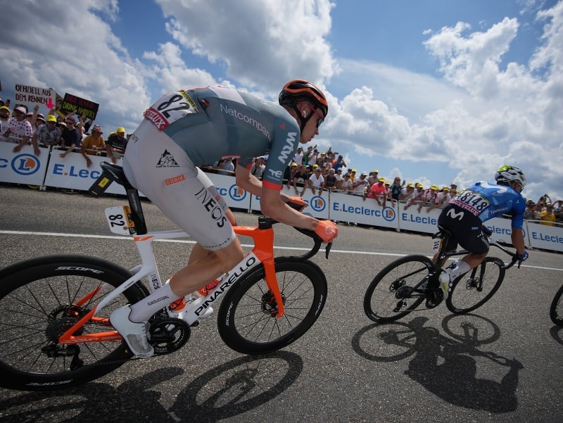 VIDEO Zábery pre silné povahy: Cyklista na Tour de France prerazil tvárou sklo vozidla