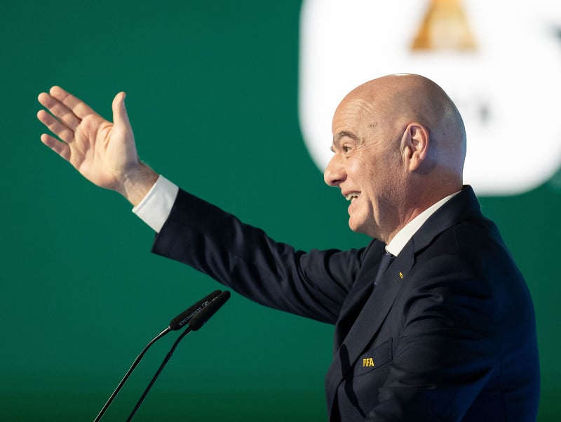 Štedré odstupné pre zamestnankyňu: UEFA bráni postup, Infantino hovorí o klamstve