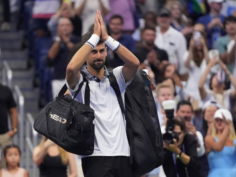 VIDEO Zvracal, bojoval s kŕčmi a chrbtom: Djokovič končí na US Open po päťsetovej bitke!