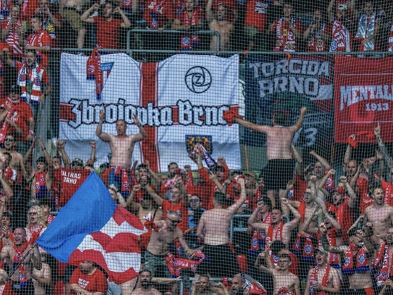 FOTO Škandalózne správanie chuligánov v Česku: Po prehre so Slaviou sa pustili do demolácie vlaku