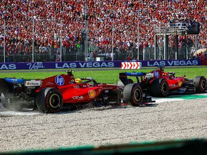 Namiesto dominancie fraška: Hamilton sa obul do tímu, vo Ferrari vraj neplatia žiadne pravidlá