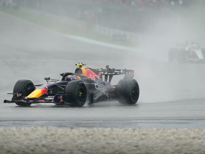 VIDEO Totálne fiasko F1 v zahrievacom kole: Štart Veľkej ceny Bahrajnu je odložený