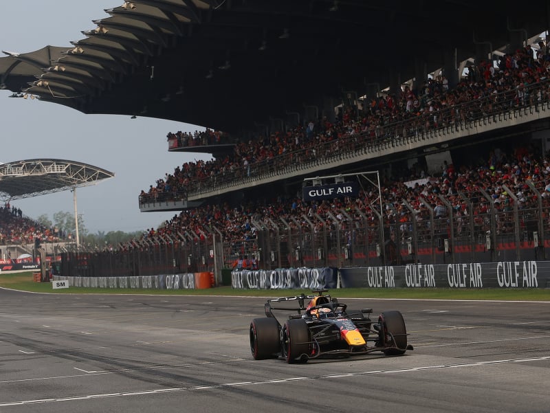 Chaotická a dramatická Veľká cena je na konci: V Sepangu triumfoval Verstappen