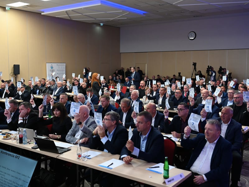 Konferencia SFZ sa predčasne skončila! Delegáti opustili sálu, Fico podľa Kováčika sľúbil uvoľnenie peňazí