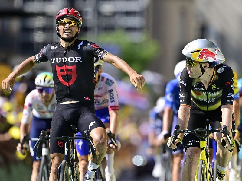 Oslavujúci Julian Alaphilippe a Belgičan Wout van Aert (vpravo) v cieli 15. etape Tour
