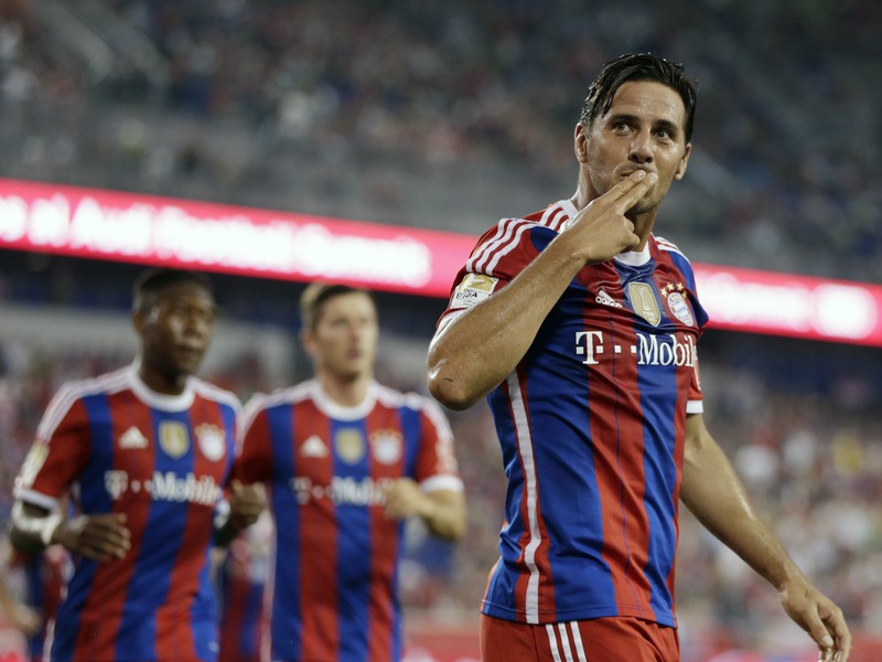 Claudio Pizarro oslavuje víťazný gól Bayernu