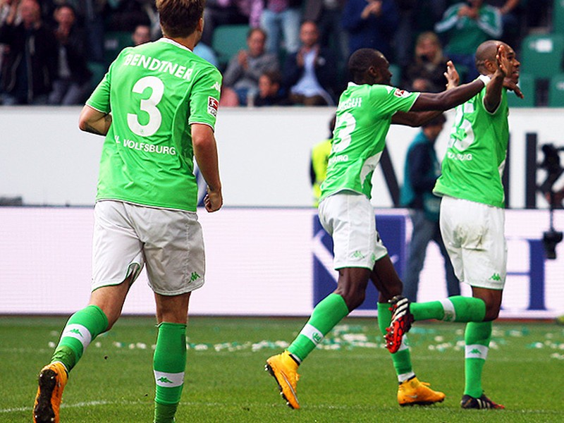 Brazílčan Naldo so spoluhráčmi oslavuje víťazný gól Wolfsburgu