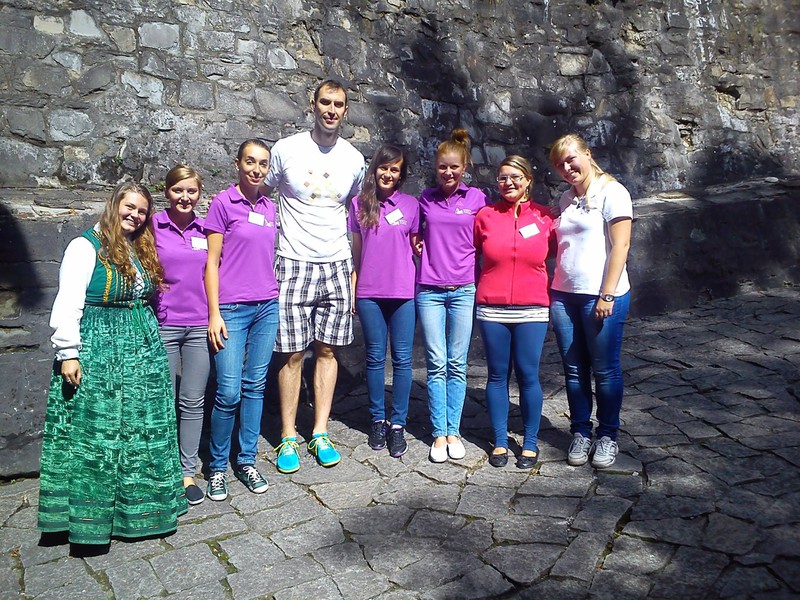 Zdeno Chára s mladými sprievodkyňami na Oravskom hrade