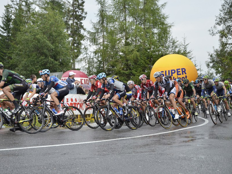 Cyklistický pelotón na trati 5. etapy v roku 2014: Zakopané - Štrbské Pleso 