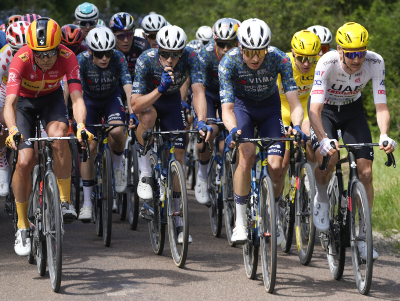 Pelotón cyklistov počas 9. etapy Tour de France 2024