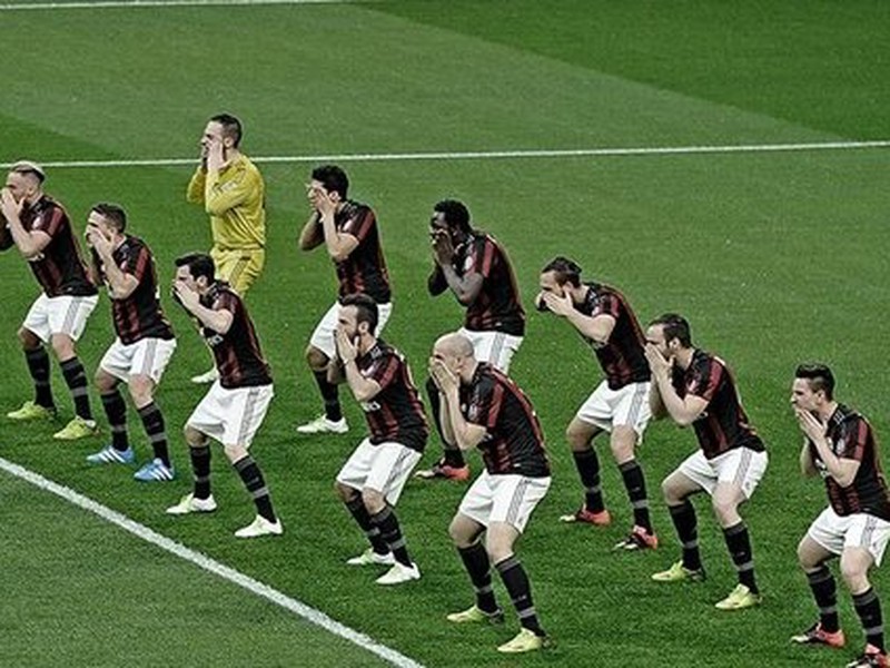 Futbalisti milánskeho AC pred súbojom s Carpi predviedli rituálny tanec Haka
