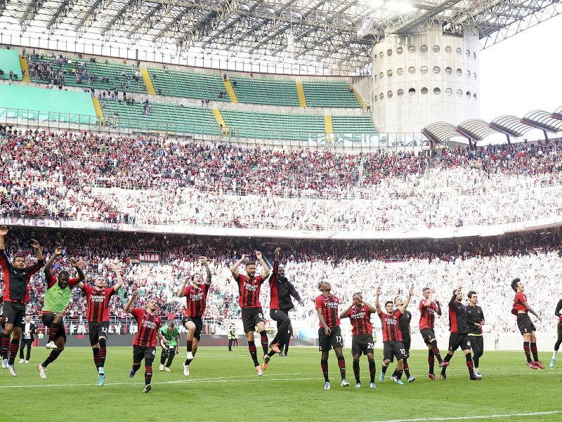 Futbalisti AC Milána oslavujú víťazstvo s fanúšikmi