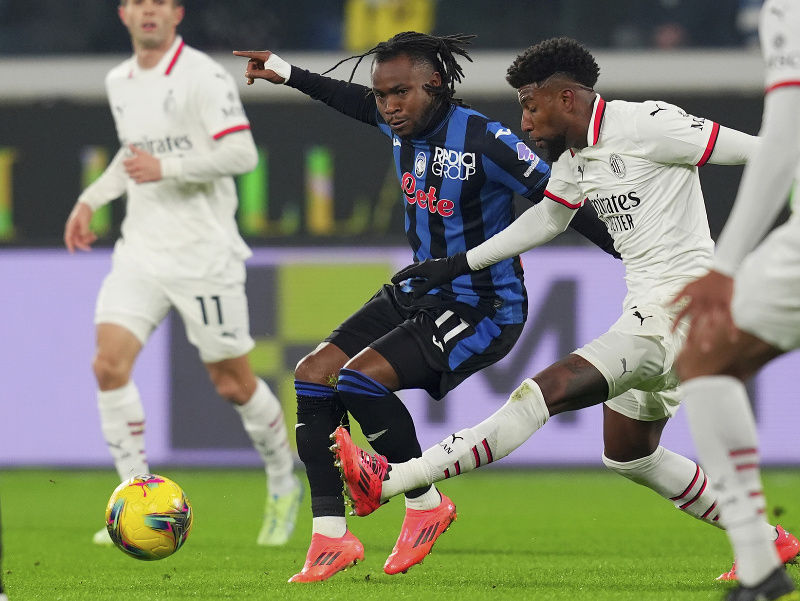 Emerson Royal a Ademola Lookman v súboji