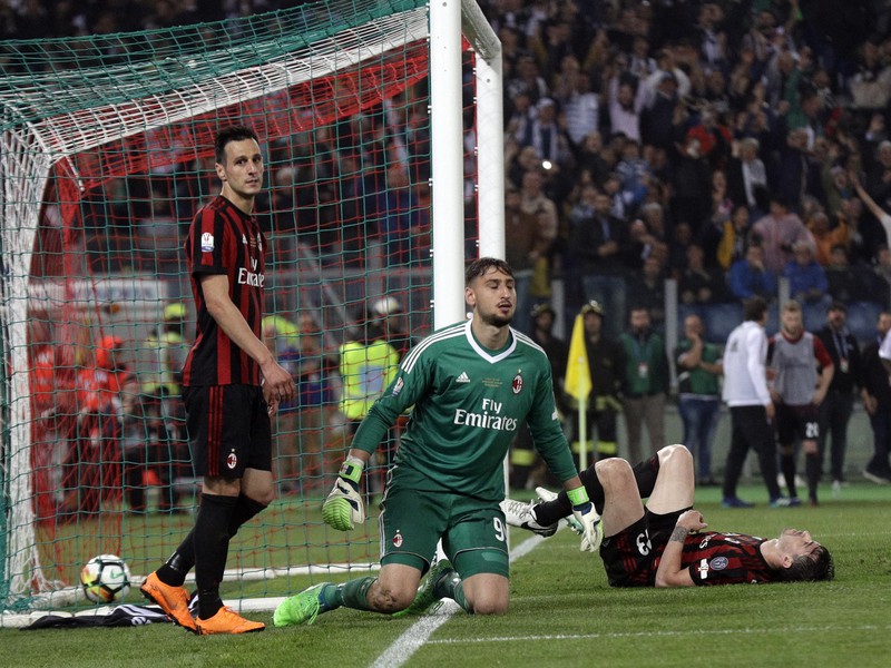 Bezmocný Gianluigi Donnarumma so spoluhráčmi