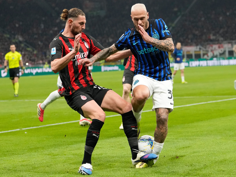 Federico Dimarco a Adrien Rabiot v súboji o loptu