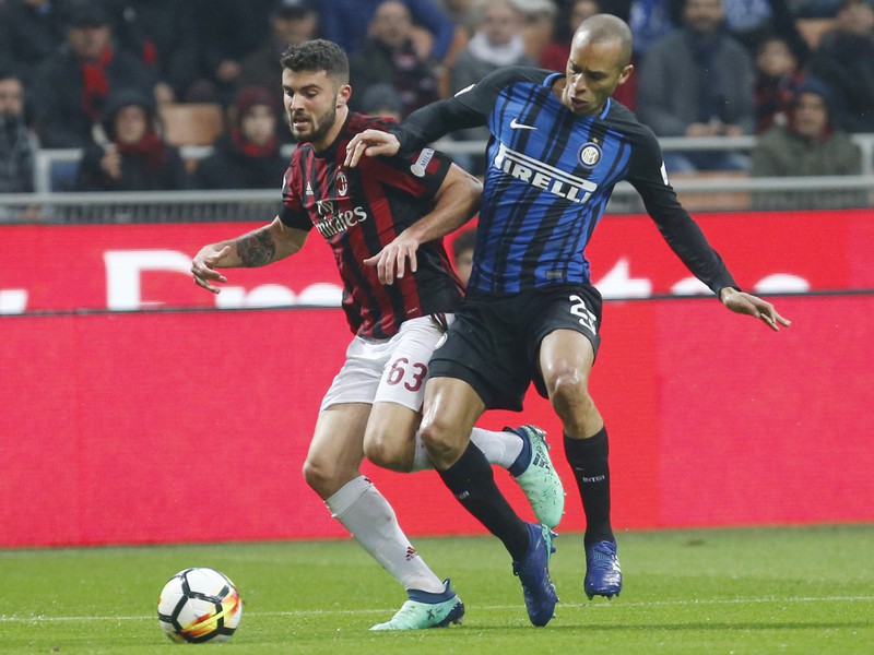 Joao Miranda z Interu Miláno a Patrick Cutrone z AC Milána