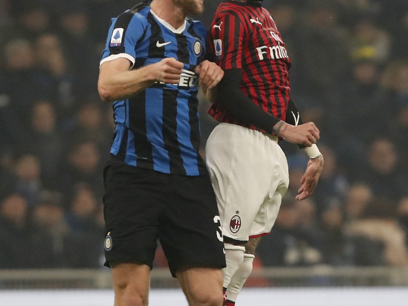 Milan Škriniar a Samu Castillejo