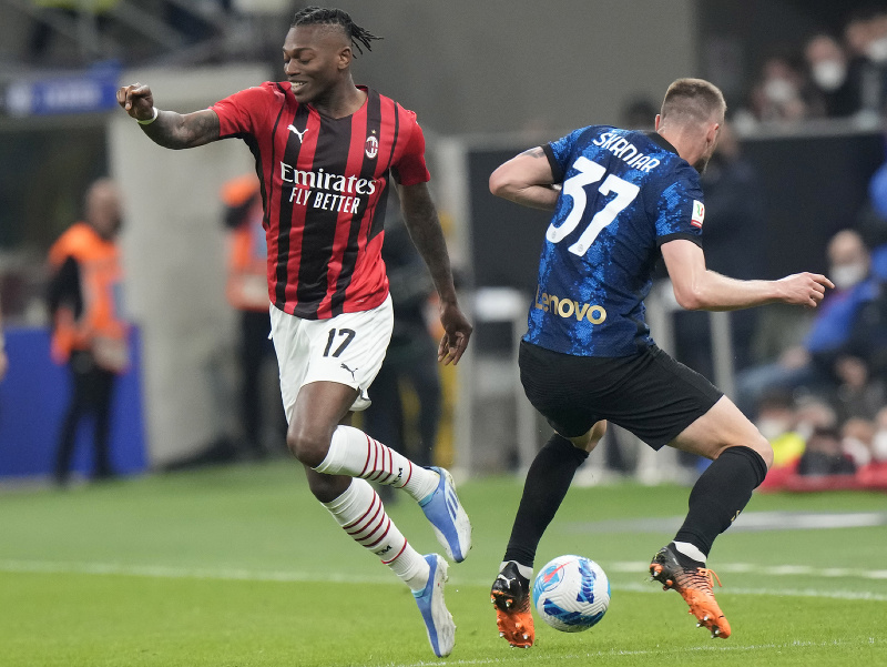 Milan Škriniar a Rafael Leao