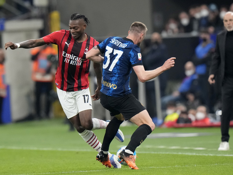 Milan Škriniar a Rafael Leao v súboji