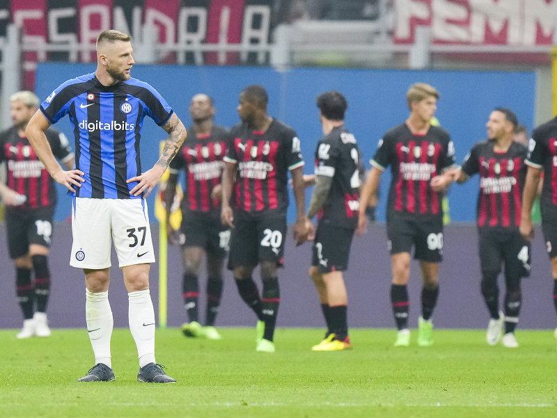 Milan Škriniar sklamane reaguje po góle AC Miláno