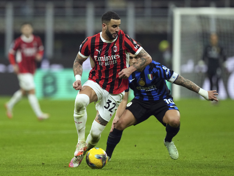 Kyle Walker a Lautaro Martínez v súboji o loptu