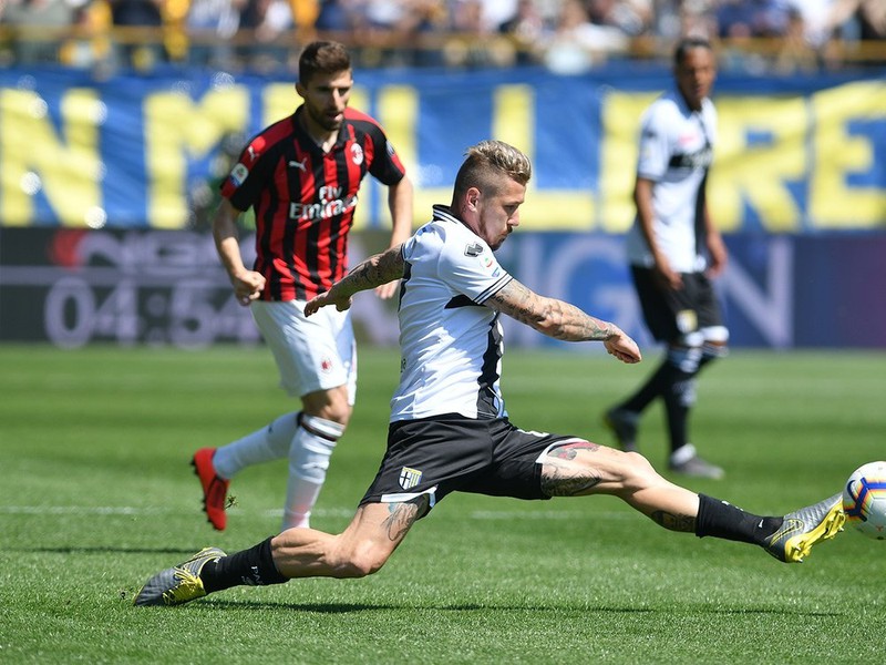 Juraj Kucka v zápase proti AC Miláno