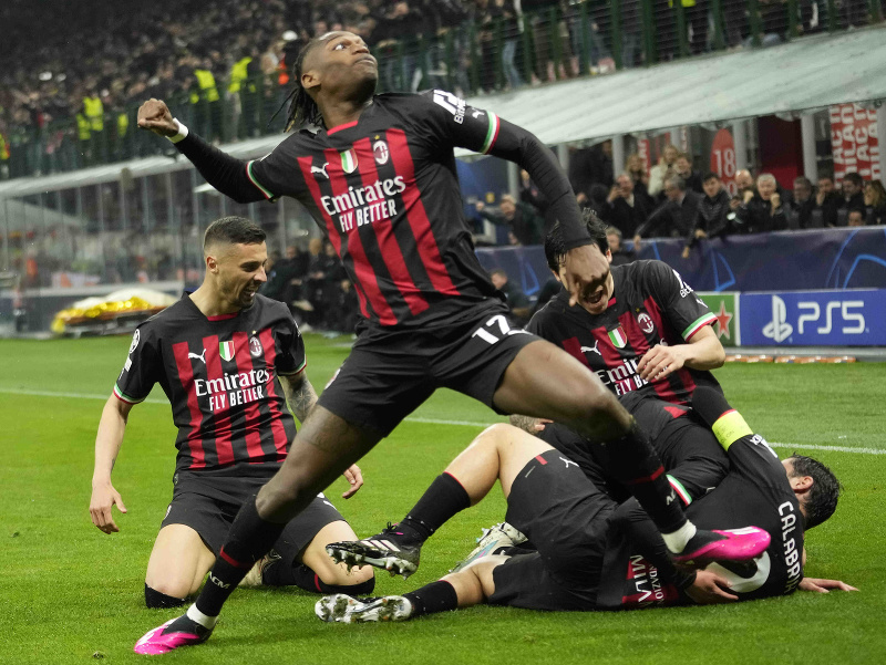 Hráči AC Miláno sa radujú z gólu
